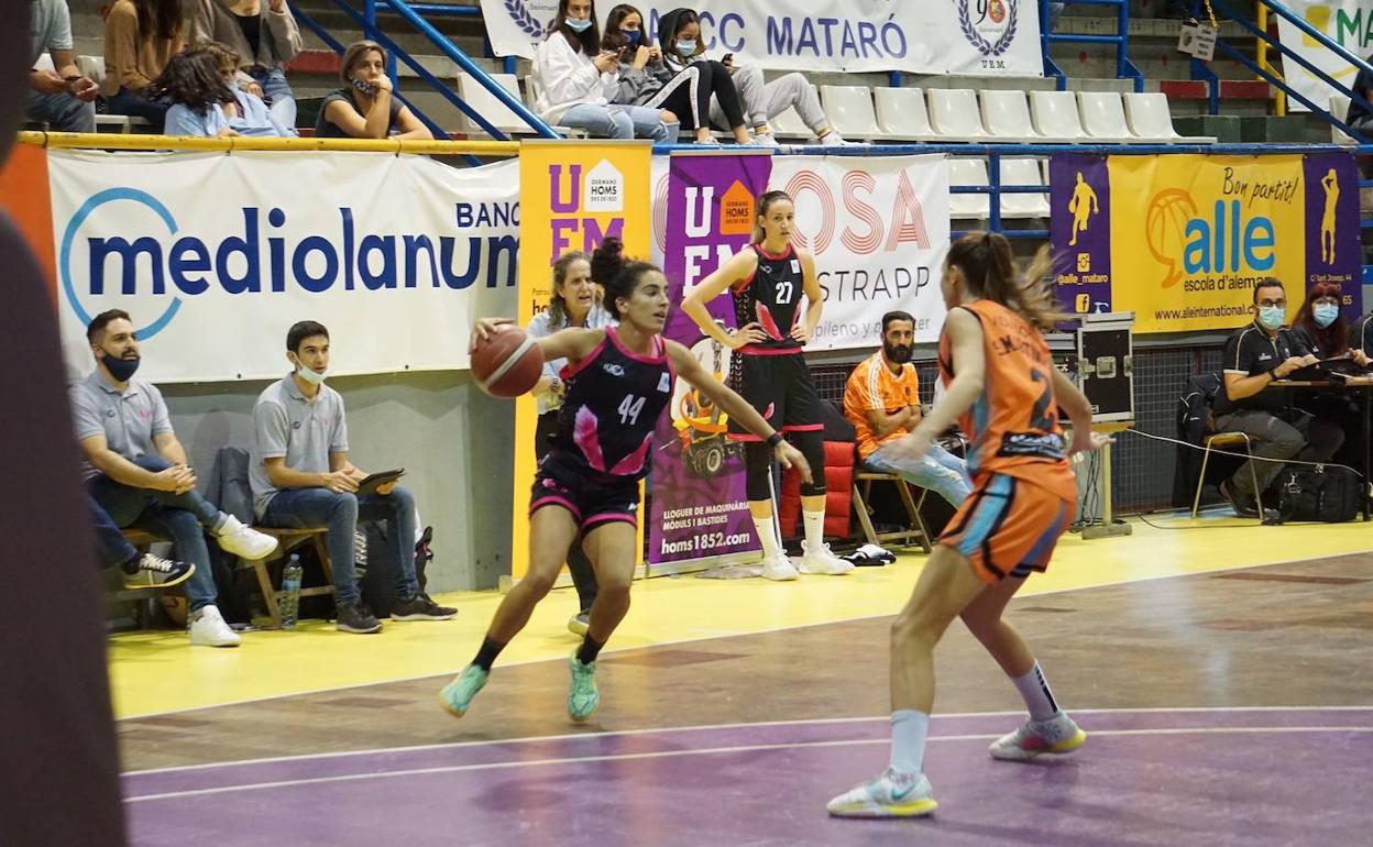 Judith Martín, en la foto con el balón, tuvo grandes minutos en el tercer cuarto. 