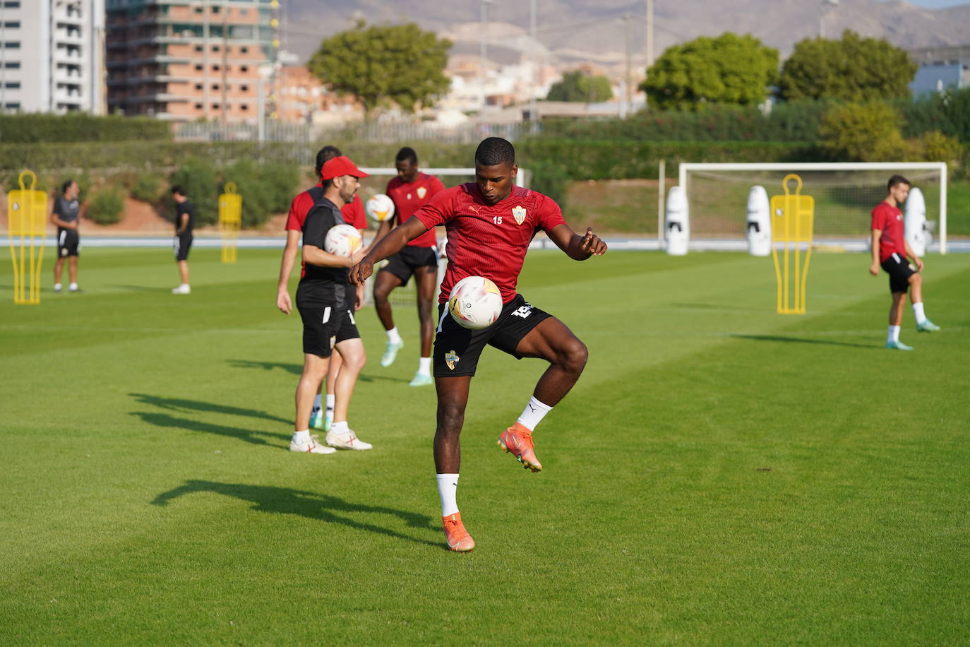 Sergio Akieme controla un balón en la sesión de ayer.