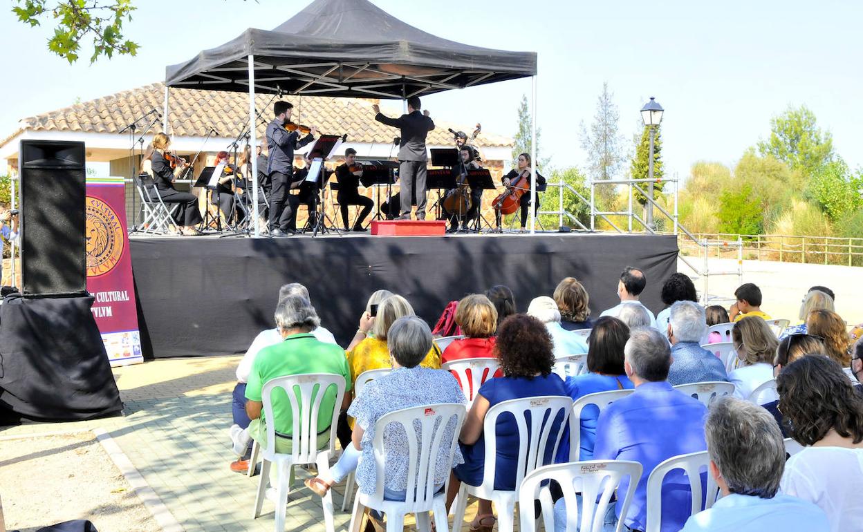 La Orquesta de Cámara Castvlvm actúa en el Parque Cantarranas ante numeroso público, en el concierto celebrado en el Día de la Hispanidad. 