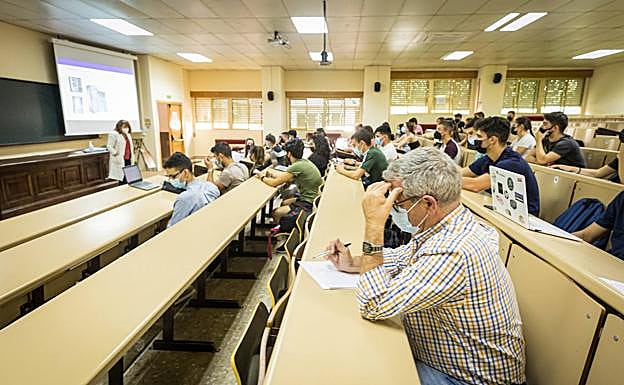 Imagen principal - Juan Contreras (arriba), José Luis Tolón (abajo izquierda) y José Alfonso Jiménez, durante una jornada en la Universidad de Granada. 