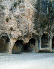 Imagen secundaria 2 - El sepulcro megalítico de Montefrío, la Peña de los Gitanos (lugar protegido) y el antiguo cementerio del siglo XVI.