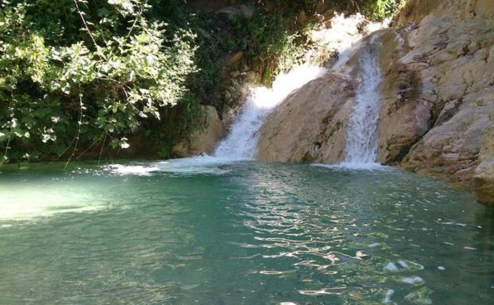 Salto de agua y poza en el camino del Arroyo de los Molinos de Montefrío.