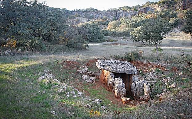 Imagen principal - El sepulcro megalítico de Montefrío, la Peña de los Gitanos (lugar protegido) y el antiguo cementerio del siglo XVI.