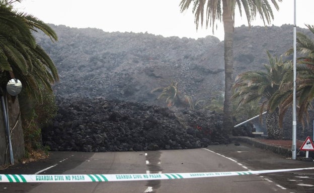 La colada del volcán Cumbre Vieja arrasa una carretera de La Palma. 