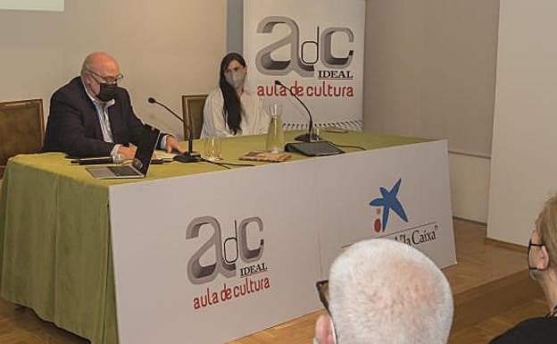 Eduardo Peralta, director de IDEAL, presentó a Clara Peñalver. 