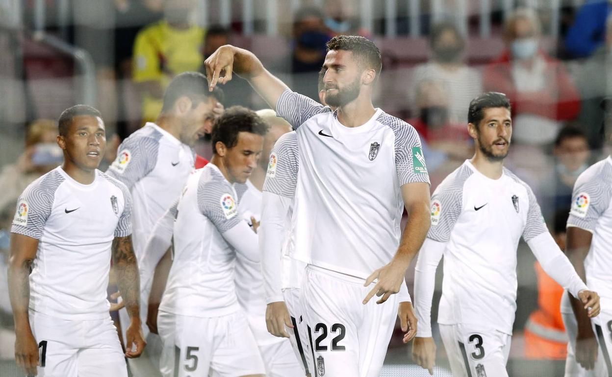 Domingos Duarte celebra su gol en el Camp Nou. 