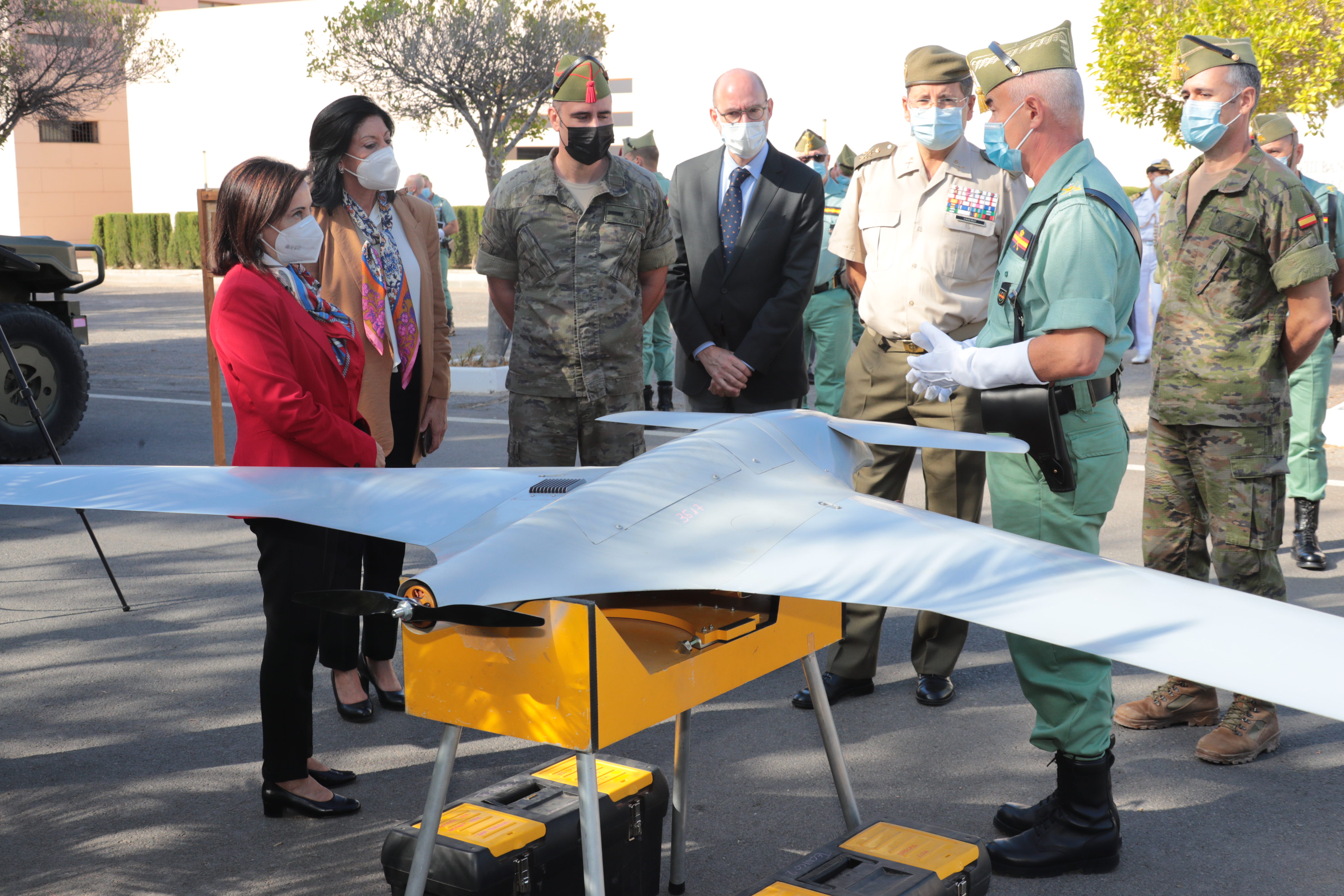 Fotos: La ministra Robles supervisa la brigada experimental