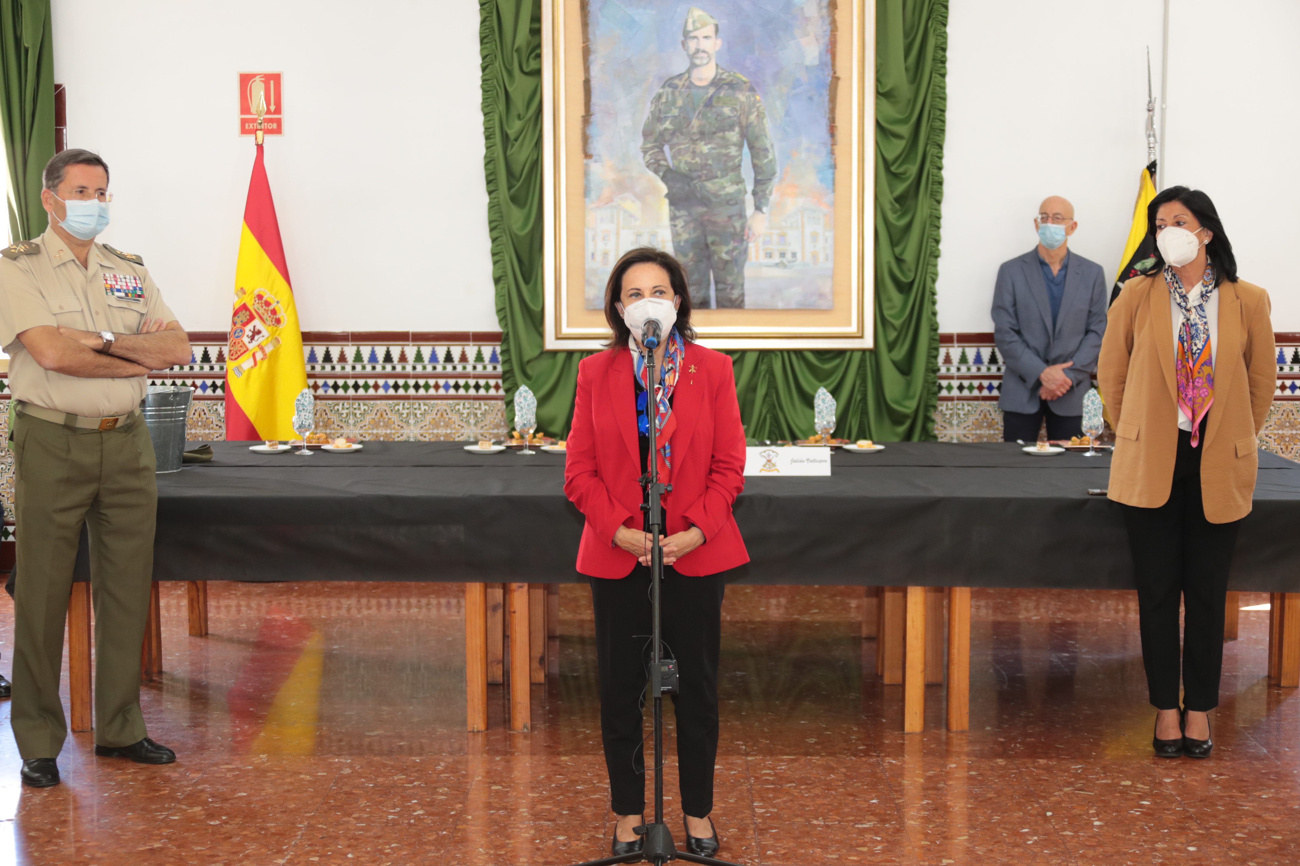 Fotos: La ministra Robles supervisa la brigada experimental