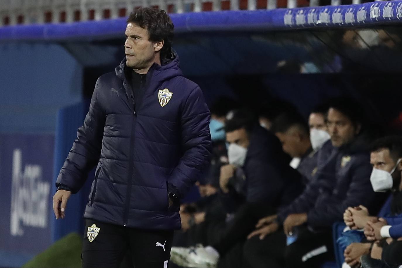 Rubi observa y analiza el desarrollo del encuentro de la UDA en Ipurua. 