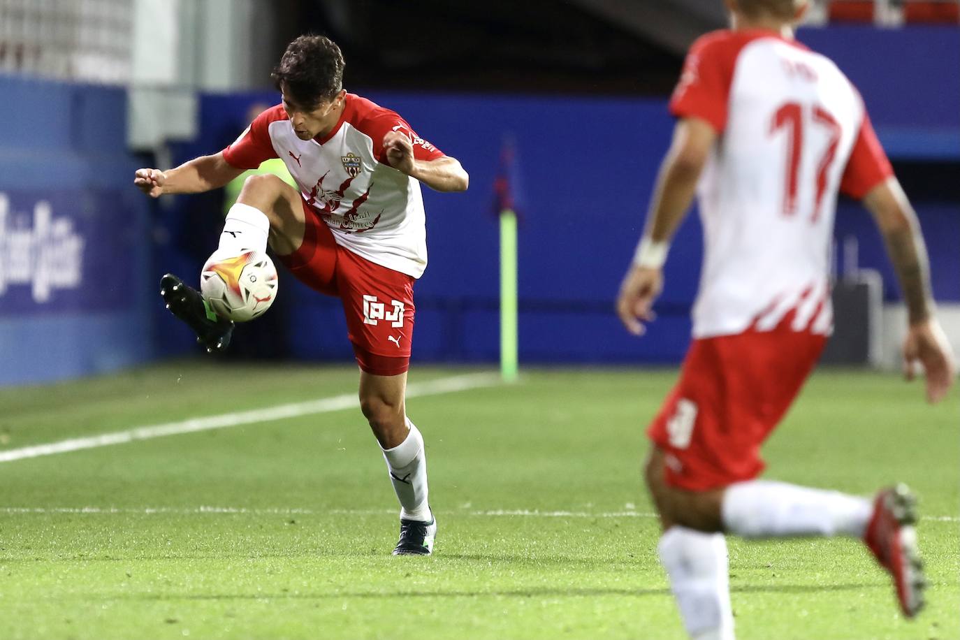 Nieto busca a Pozo, en el partido del viernes en Ipurua. 