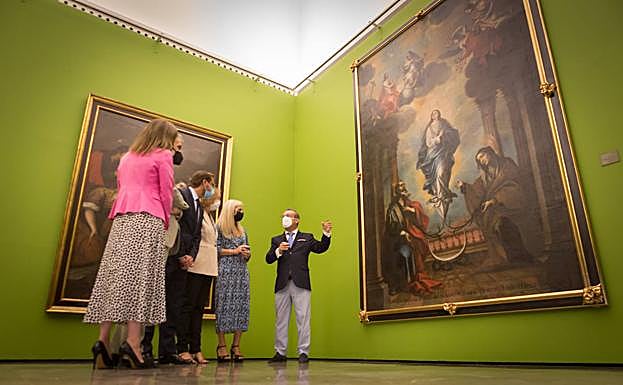 Ricardo Tenorio, director del Museo y comisario de 'Inéditos', explica una de las sesenta y tres obras que se exponen hasta el 28 de febrero. 