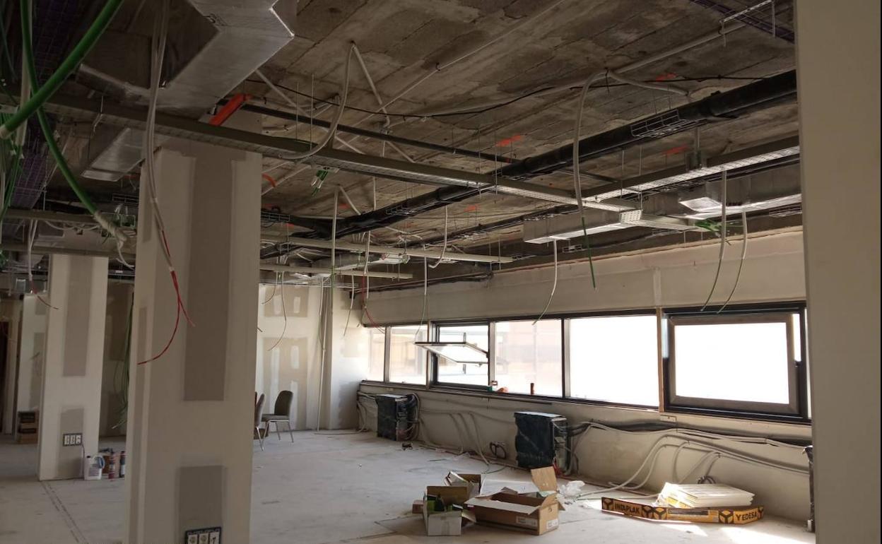 Estado actual de uno de los espacios de las tres plantas de Caleta que la Junta está adaptando para acoger los juzgados civiles. 