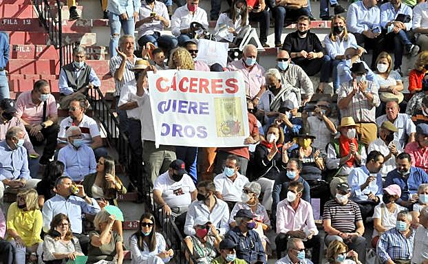Imagen principal - Público en los tendidos; abajo Juan Ortega y Emilio de Justo. 