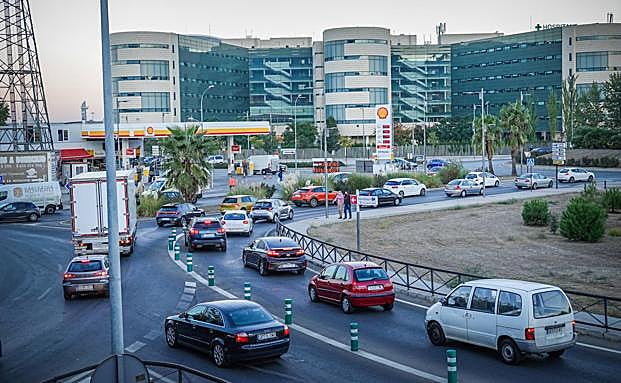 El tráfico para entrar en el PTSpor la salida del hospital es un goteo incesante de automóviles en hora punta