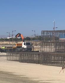 Imagen secundaria 2 - La planta de Rovi espera estar lista en 2022 para iniciar su proceso de autorización | nterbread. Las instalaciones estarán terminadas a final de año | Trabajadores en las obras de la plataforma de Lidl en Escúzar