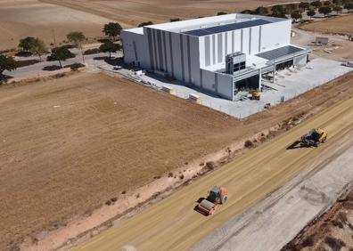 Imagen secundaria 1 - La planta de Rovi espera estar lista en 2022 para iniciar su proceso de autorización | nterbread. Las instalaciones estarán terminadas a final de año | Trabajadores en las obras de la plataforma de Lidl en Escúzar