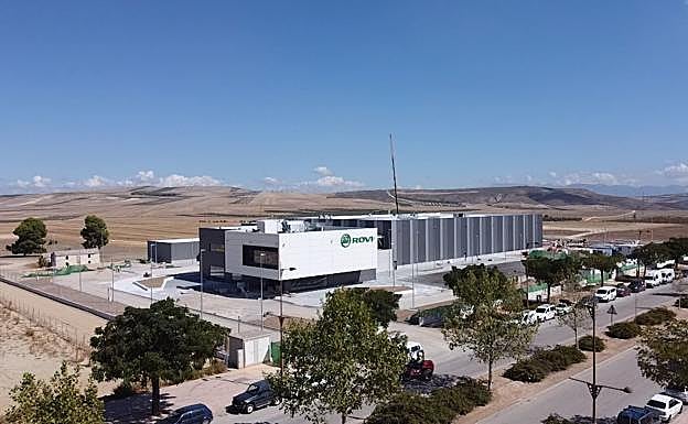 Imagen principal - La planta de Rovi espera estar lista en 2022 para iniciar su proceso de autorización | nterbread. Las instalaciones estarán terminadas a final de año | Trabajadores en las obras de la plataforma de Lidl en Escúzar