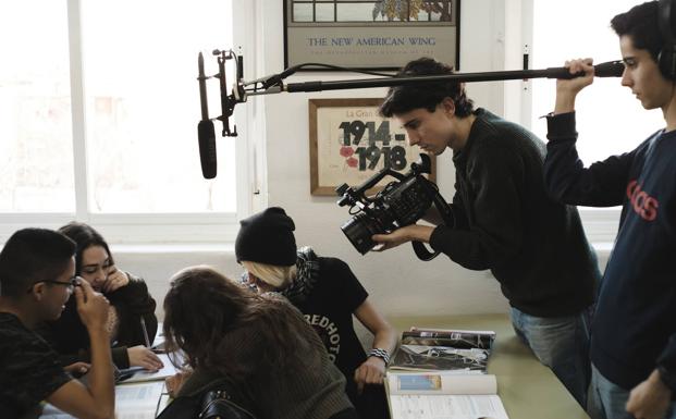 Jonás Trueba, durante el rodaje en un aula de instituto. 