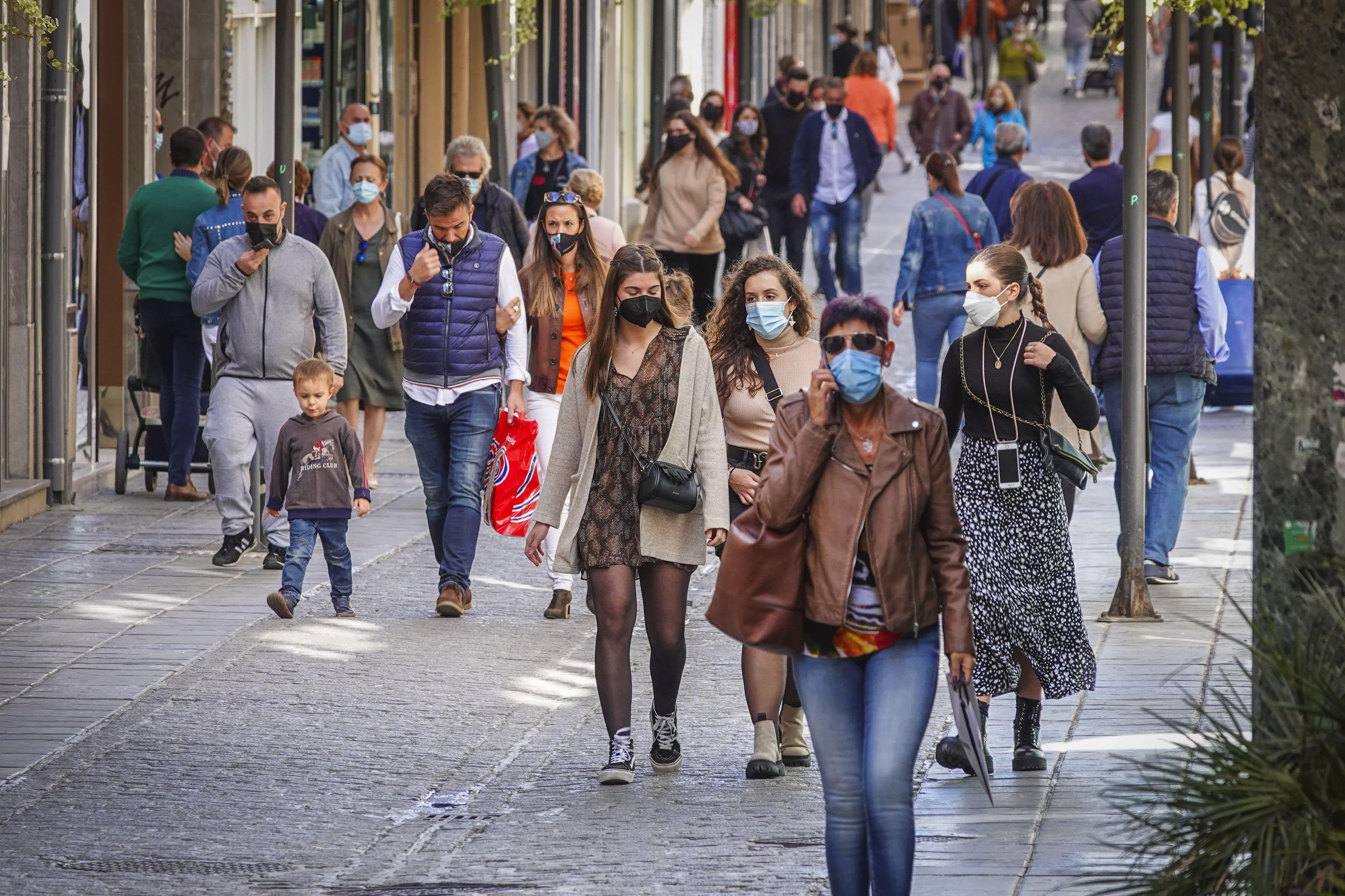 Gente paseando por el centro de Granada.