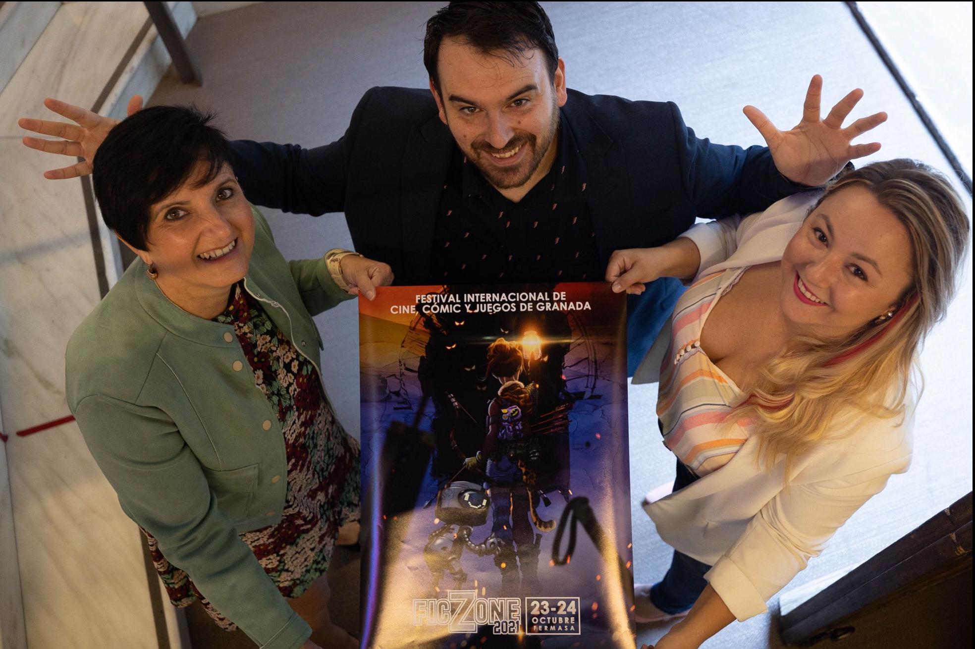 Mercedes Garzón, delegada de Juventud e Igualdad en la Diputación; Nacho Cabrero y Celia Machuca, organizadores de FicZone 2021. 