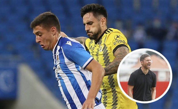 En la imagen pequeña, el entrenador del 'Sanse', Xabi alonso, da instrucciones desde la banda. 