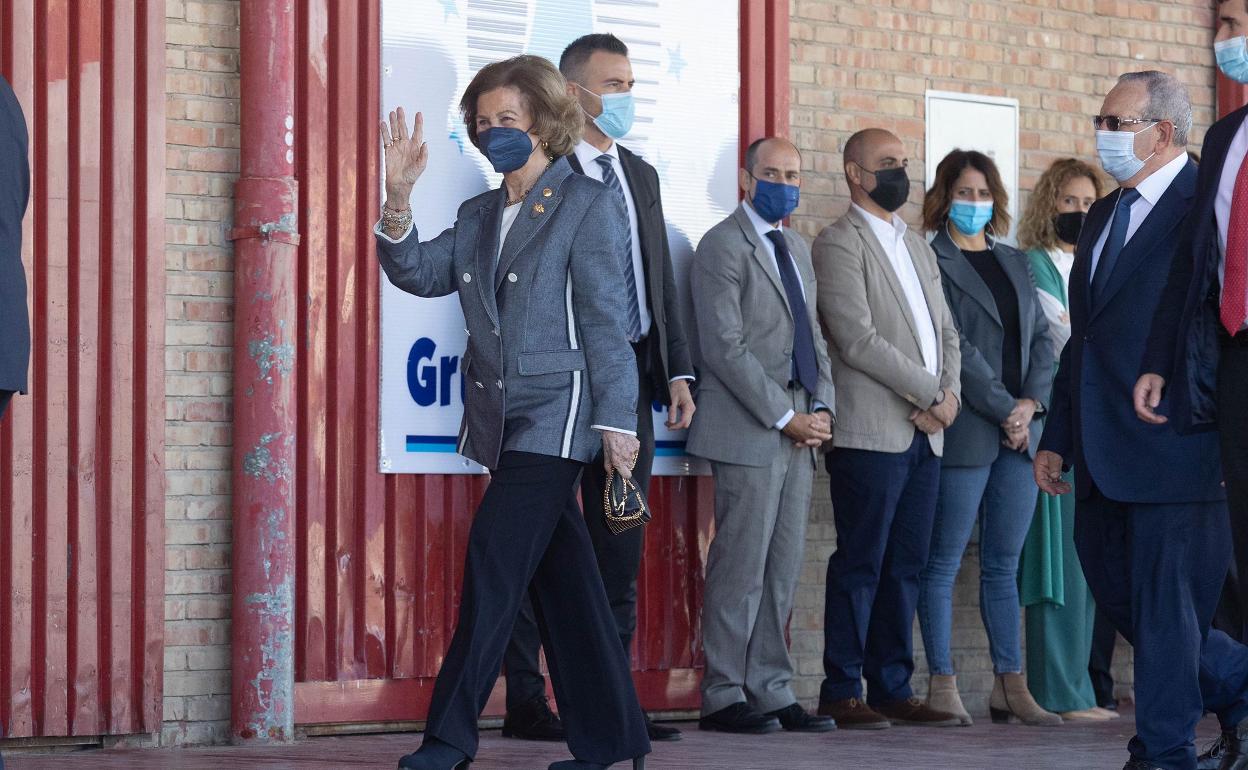 La Reina Doña Sofía, a su llegada a la sede del Banco de Alimentos de Granada