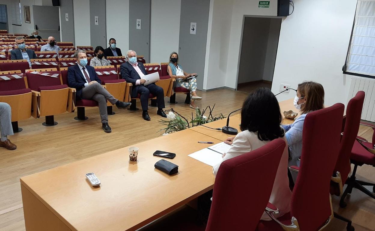 Reunión de la Junta con los colegios oficiales, entidades y distintas asociaciones de la provincia. 