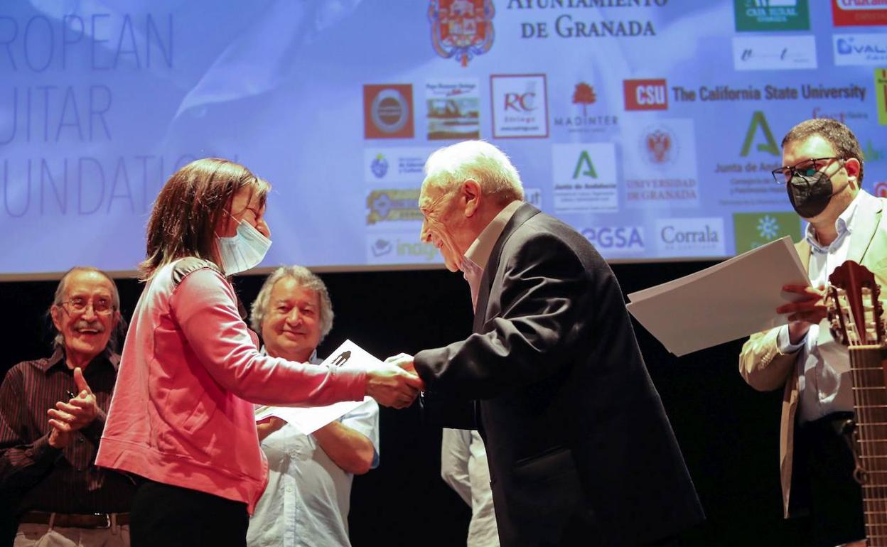 Paula Lazzarini recibió el premio de manos de Antonio Marín.