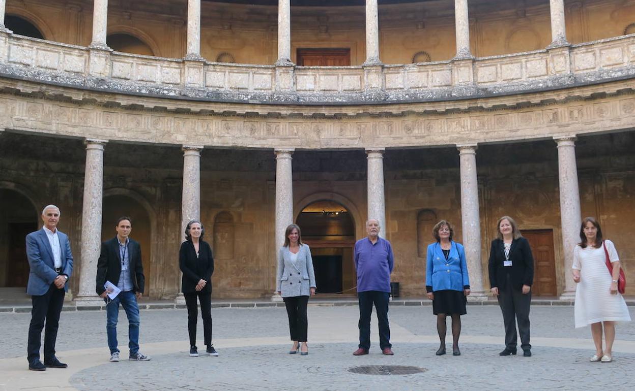 Poetas e intevinientes en la velada de ayer en el Carlos V.