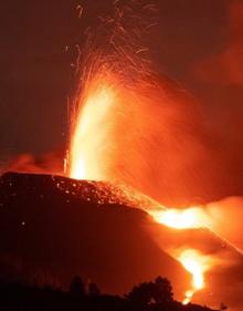 Imagen secundaria 2 - La procesión de la Virgen del Pino, con el volcán al fondo; El avance la colada norte hasta La Luaguna; y un momento de la erupción de esta noche. 