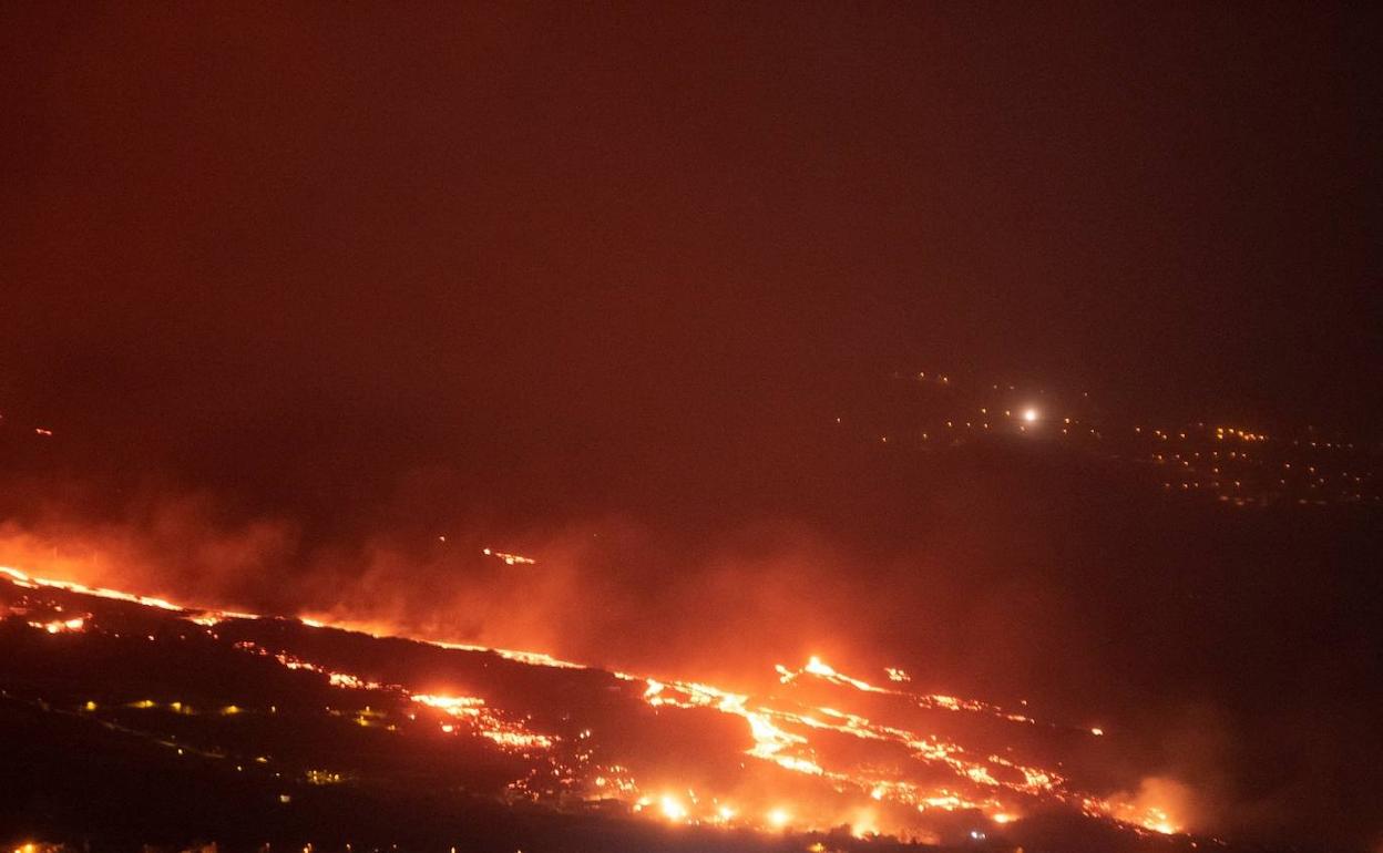 Erupción nocturna del volcán de Cumbre Vieja. 