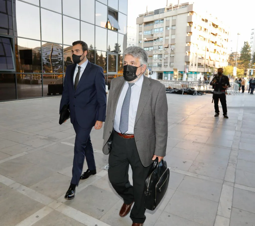 El abogado de Torres Hurtado llegando a los juzgados de la Caleta