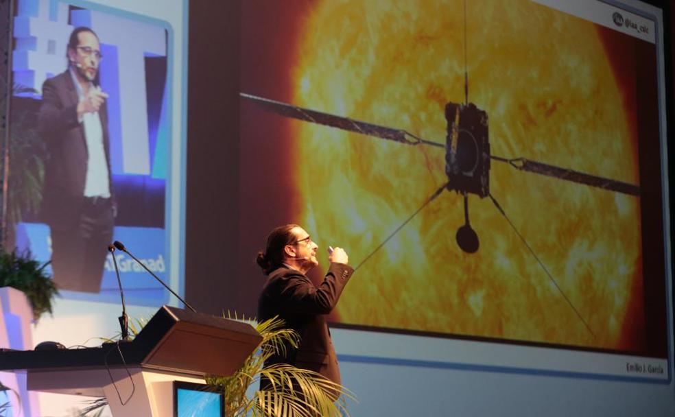 Emilio J. García, del Instituto de Astrofísica de Andalucía, durante su intervención.