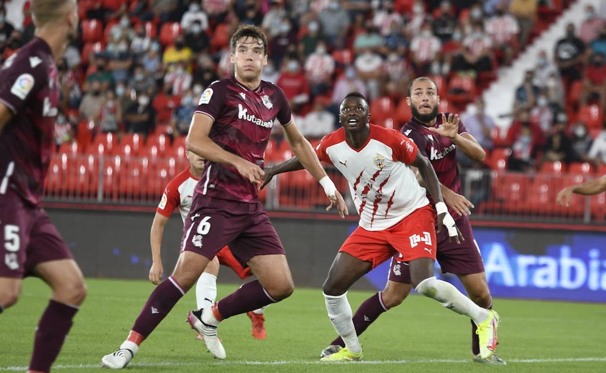 Sadiq busca el remate en el área del Sanse rodeado de defensas.