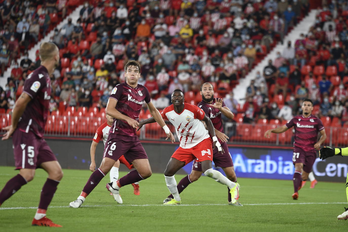 Sadiq busca el remate en el área del Sanse rodeado de defensas.