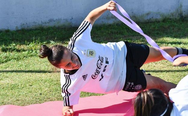 Nerea Agüero durante una parte física de la preparación con la albiceleste. 