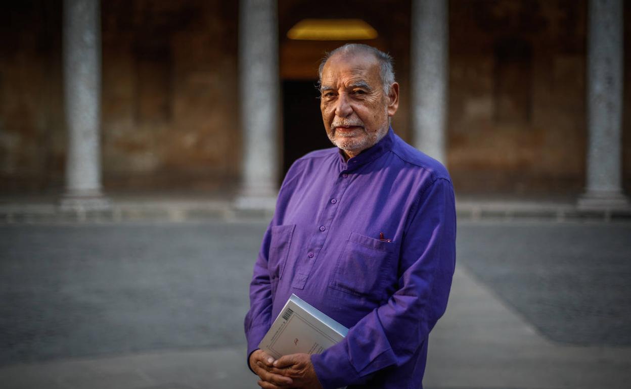 El poeta Tahar Ben Jelloun, en la Alhambra.