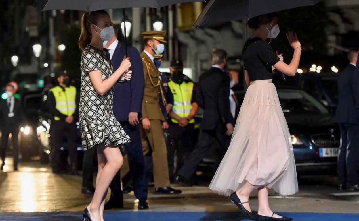 La Princesa de Asturias y su hermana la Infanta Sofía, durante al acto de entrega de los galardones. 