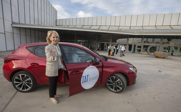 Imagen principal - Esperanza Aguirre se marchó del Parque de las Ciencias en el coche oficial; el público, con los brazos en alto; y dos asistentes, al abrigo de los tuits. 