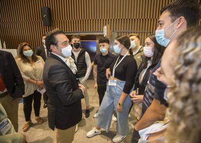 Imagen secundaria 1 - Selfie con Cristóbal Soria, charla con el ministro, y tuits sin parar. 