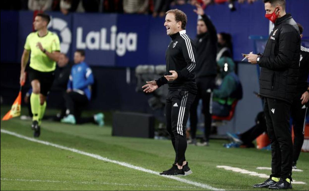 Jagoba Arrasate vive con intensidad el partido desde la banda. 