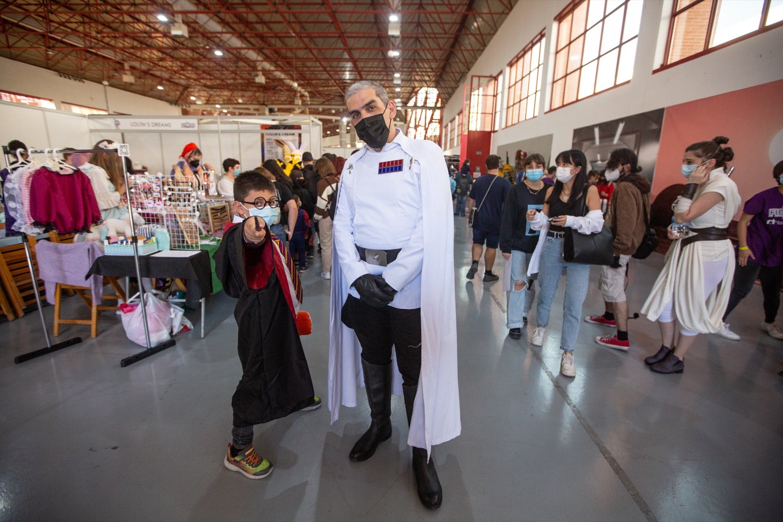 La Ficzone llena la Feria de Muestras de Armilla de aficionados del manga y del kpop.