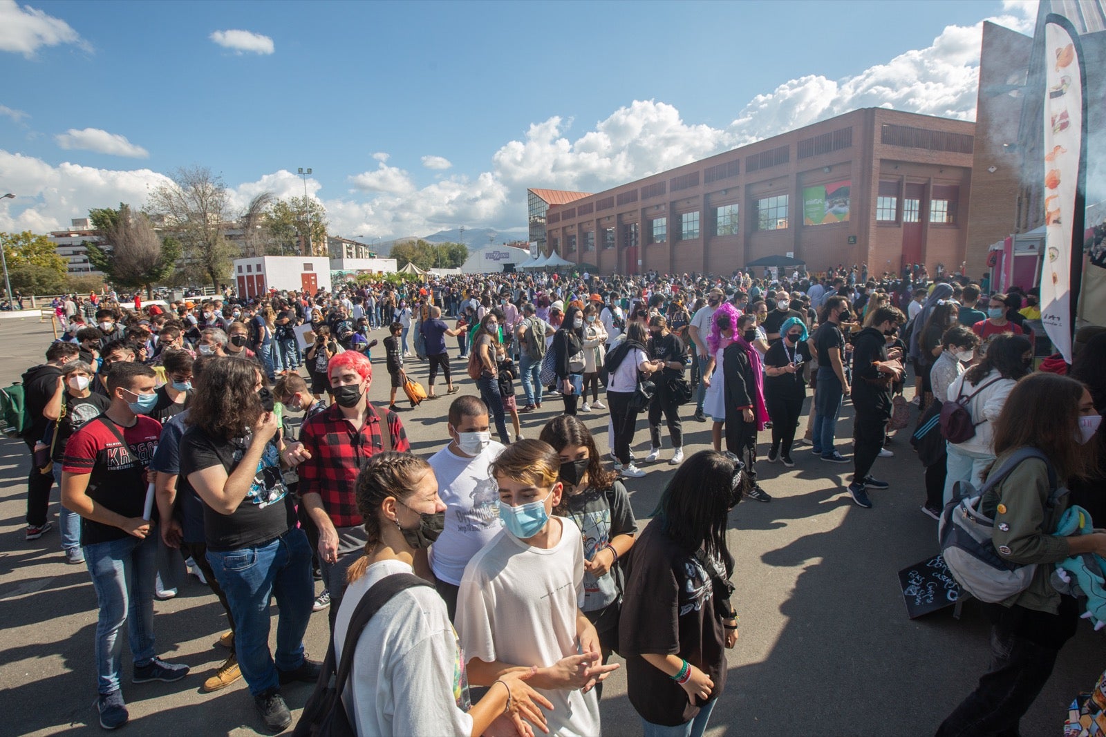 La Ficzone llena la Feria de Muestras de Armilla de aficionados del manga y del kpop.