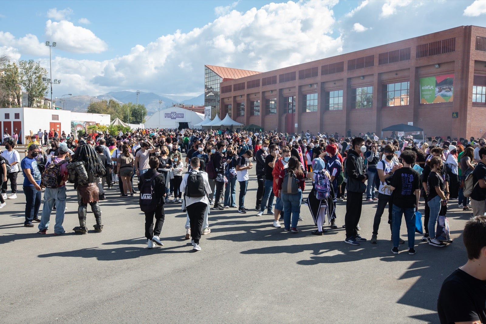 La Ficzone llena la Feria de Muestras de Armilla de aficionados del manga y del kpop.