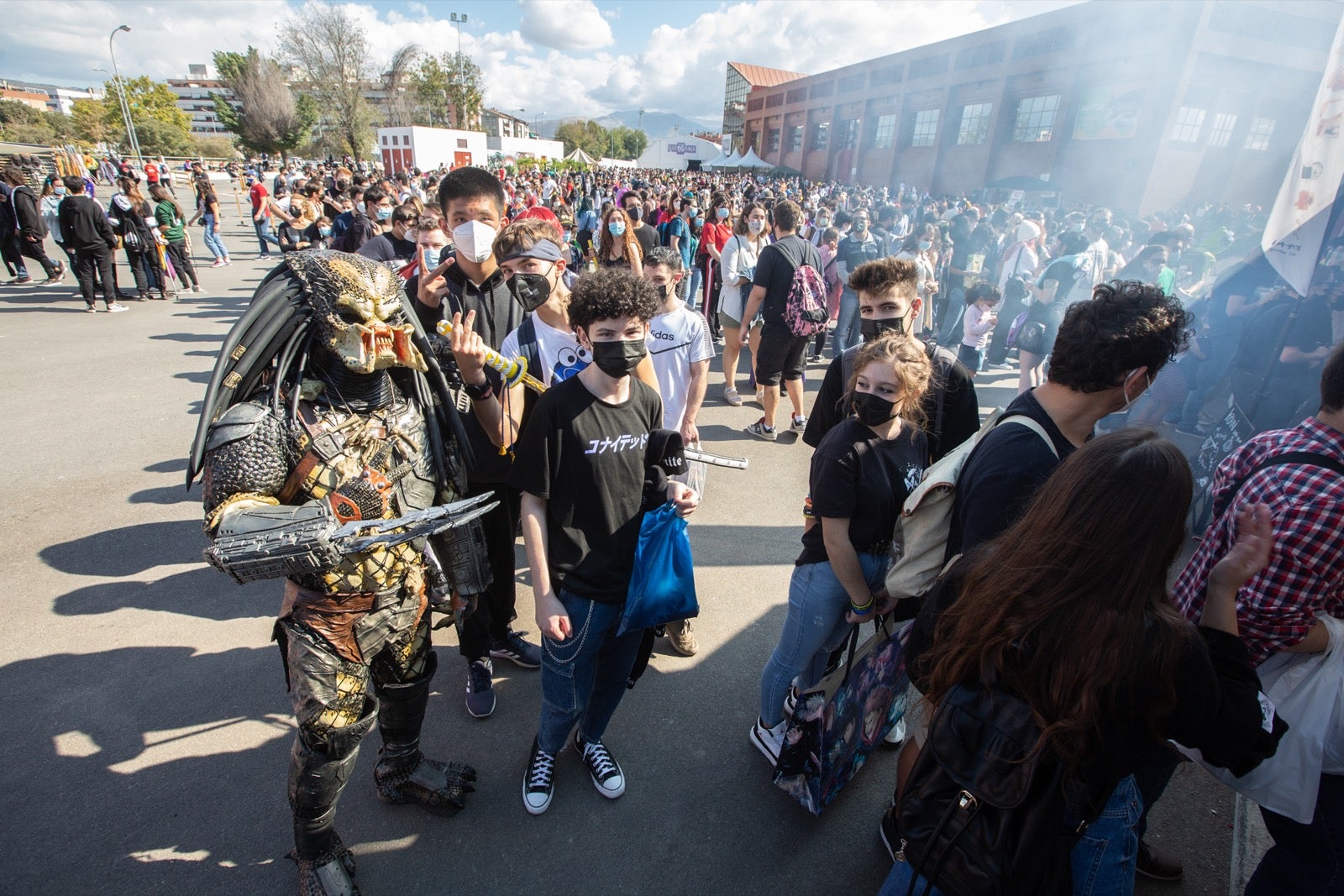 La Ficzone llena la Feria de Muestras de Armilla de aficionados del manga y del kpop.