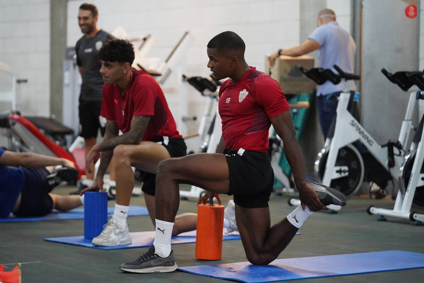 El Almería no quiere 'arrodillarse' en Anduva, donde una victoria refuerza el liderato. 