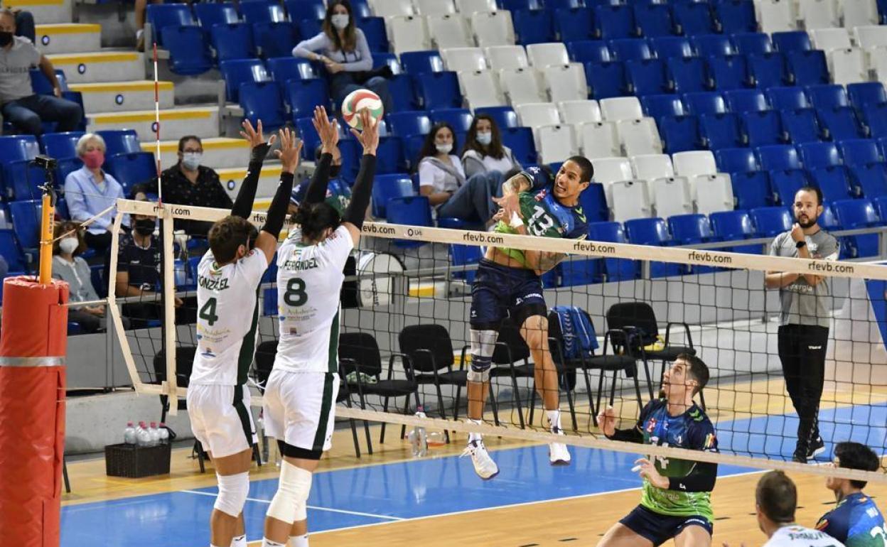 Juanmi González y Jorge Fernández cierran a Pernambuco en bloqueo. 