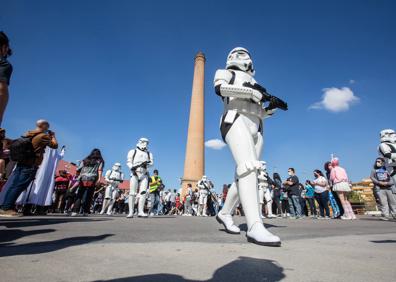 Imagen secundaria 1 - La Legión 501 desfila por Fermasa y el beso final, con Mando. 