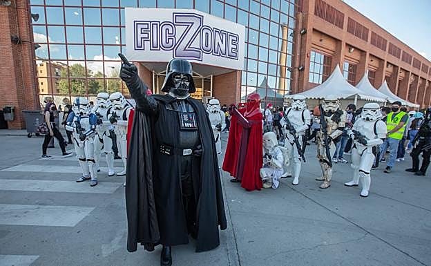 Imagen principal - La Legión 501 desfila por Fermasa y el beso final, con Mando. 