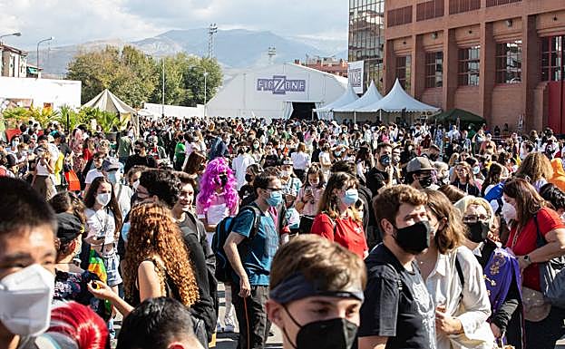 Imagen principal - Ambiente en el exterior, grupo de cosplayers y Clevir y Mateus, como Harry Potter y un almirante imperial. 